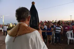 Padre segurando imagem de Nossa Senhora durante missa a céu aberto em Boa Vista, na Paraíba, em 2016