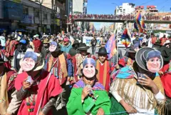 Mulheres com máscaras de Evo Morales protestam na rua em La Paz