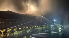 عمال إطفاء يشاركون في إخماد النيران جراء القصف الروسي على أوكرانيا