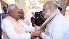 नीतीश कुमार के नामांकन के मौक़े पर गृह मंत्री अमित शाह पटना पहुँचे