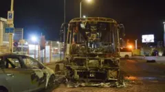 ዝነደደት ኣውቶቡስን መኪናን