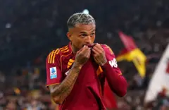 Wesley beijando a camisa do Roma