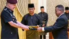 Danjire Cali Maxamed Abukar oo ah safiirka ay Soomaaliya dhawaan u magacawday dalka Maleysia ayaa waxaa shalay si rasmi ah waraaqaha aqoonsiga danjirinimo uga guddoomay boqorka Malaysia, Sultan Ibrahim.
