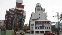 Покосившееся здание