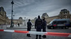 عناصر في الشرطة الفرنسية خلال إغلاق مدخل متحف اللوفر في باريس بعد تعرضه للسرقة في 19 أكتوبر/تشرين الأول 2025