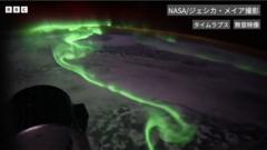 宇宙船から南半球のオーロラ撮影　うねる緑の光