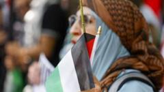 Uma mulher com a bandeira palestina no Texas 