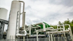 Pipa dan tabung di pabrik penyimpanan energi udara cair pertama di UK