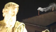 Fumaça branca sobe da chaminé acima da Capela Sistina, no Vaticano, indicando que um novo papa foi eleito, em 13 de março de 2013