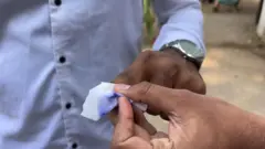 उंगली से स्याही हटाने की तस्वीर