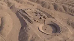 Vista aérea do sítio arqueológico de Peñico, no Peru, uma antiga cidade fundada há 3,5 mil anos, com estrutura circular no meio