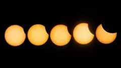 Como o fenômeno aconteceu: uma composição das fases do eclipse parcial vistas em Lyndhurst, na Inglaterra