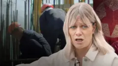 북한 노동자들의 뒷모습과 진 맥켄지 특파원의 모습을 합성한 이미지