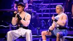 Ca7riel y Paco Amoroso en The Tonight Show con Jimmy Fallon.