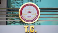 Yüksek Seçim Kurulu logosu kapısında
