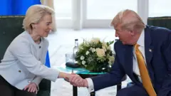 A presidente da Comissão Europeia, Ursula von der Leyen, aperta a mão do presidente dos EUA, Donald Trump