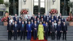 NATO üye ülkelerin liderleri fotoğraf için poz veriyor