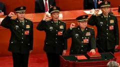 Quatro líderes militares chineses erguem o punho direito enquanto prestam juramento sobre um tapete vermelho em uma reunião do Partido Comunista na China