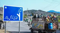 گذرگاه تورخم و موترهای که در حال تردد هستند.