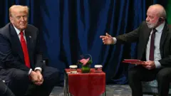 O presidente Luiz Inácio Lula da Silva conversa com o presidente dos EUA, Donald Trump, durante uma reunião bilateral em Kuala Lumpur, em 26 de outubro de 2025.