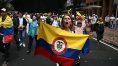 Manifestantes segurando bandeiras da Colômbia nas ruas