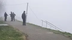 Policajci uz obalu reke 