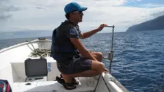 Mauricio Hoyos em um barco.