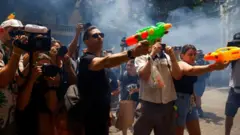 Manifestantes disparam pistolas d'água nas ruas de Barcelona, na Espanha