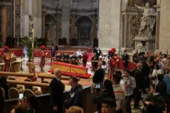 Crentes em fila em frente ao caixão