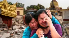緬甸地震後當地寺廟倒塌，災民相擁而哭。