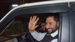 कास्की जिल्ला अदालतबाट बाहिरिँदै रास्वपा सभापति रवि लामिछाने 