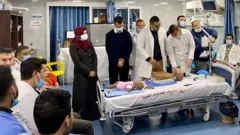 Abanyeshuri biga ubuvuzi bw'abantu barimo kwitoreza ku bipupe bikoze muri plastike by'abantu 