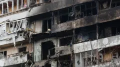 В Днепропетровском районе Киева в результате массированной атаки загорелся жилой девятиэтажный дом