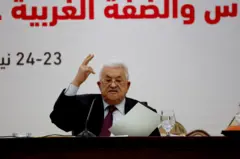 الرئيس الفلسطيني محمود عباس يعقد اجتماعاً للقيادة في رام الله بالضفة الغربية المحتلة، 23 أبريل/نيسان 2025.