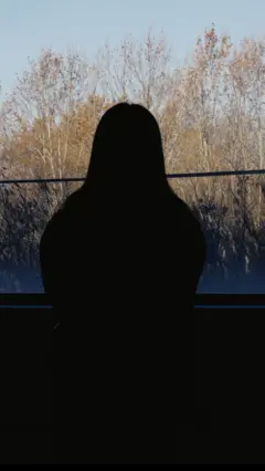 silueta zene od pozadi