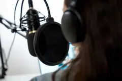 ਸੰਕੇਤਕ ਤੌਰ 'ਤੇ ਲਗਾਈ ਮਹਿਲਾ ਰੇਡੀਓ ਹੋਸਟ ਦੀ ਤਸਵੀਰ ਜਿਸ ਵਿੱਚ ਉਹ ਮਾਈਕ ਸਾਹਮਣੇ ਬੈਠੀ ਹੈ ਪਰ ਉਸ ਦਾ ਚਿਹਰਾ ਨਜ਼ਰ ਨਹੀਂ ਆ ਰਿਹਾ