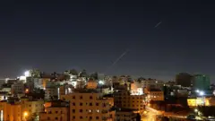 موشک‌هایی که از ایران به سمت اسرائیل شلیک شده‌اند، در آسمان بالای شهر الخلیل در کرانه باختری در تاریخ ۷ ژوئن ۲۰۲۶ (۱۷ خرداد ۱۴۰۵) مشاهده می‌شوند. آژیرهای خطر در چندین منطقه در شمال اسرائیل به دلیل این حمله موشکی به صدا درآمد؛ حمله‌ای که پس از یک حمله اسرائیلی به پایتخت لبنان، بیروت، رخ داد.
