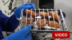 விண்வெளியில் பார்பிக்யூ சிக்கன் சமைத்த சீன விண்வெளி வீரர்கள்