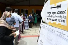 Voters wait in a queue to cast their ballots in the parliamentary election at a polling station in Colombo August 5, 2020. - Sri Lankan voters cast their ballots on August 5 for a new parliament as the ruling Rajapaksa brothers seek a fresh mandate to cement their grip on power. 