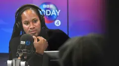 Arday sentado frente a los micrófonos de la BBC en una entrevista