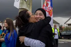 devojka sa hidžabom, žena grli devojku sa hidžabom tokom studentskog protesta u Srbiji