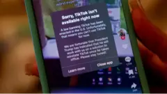 Aworan foonu kan pẹlu atẹjiṣẹ ti TikTok fi sita