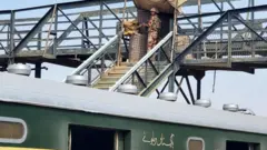 ارتش پاکستان می‌گوید به جستجو در منطقه برای یافتن تهدیدهای بیشتر ادامه می‌دهند