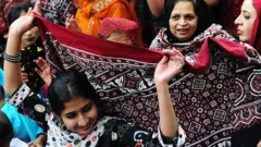 নারীরা সিন্ধ সংস্কৃতি দিবস পালন করছেন