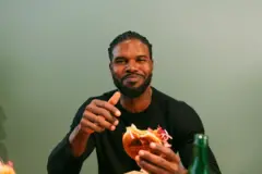 Homme qui mange un hamburger
