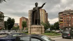 Споменик кнезу Лазару у Северној Митровици на кружном току