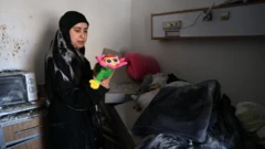 امرأة تتفقد الأضرار في مستشفى جبل عامل بعد يوم من غارة جوية إسرائيلية استهدفت مبان أمام المستشفى في صور، لبنان، 2 يونيو 2026.