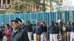 দুর্ভেদ্য নিরাপত্তা ব্যারিকেড গড়েছিল পুলিশ