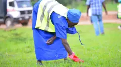 Umugore urimo gukora isuku mu mujyi wa Kigali