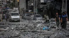 গাজার রিমাল এলাকায় একটি রাস্তা ধ্বংসস্তূপে ছেয়ে গেছে।